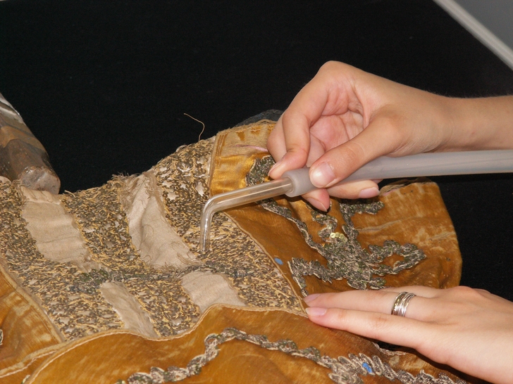 Particolare dell'operazione di microaspirazione